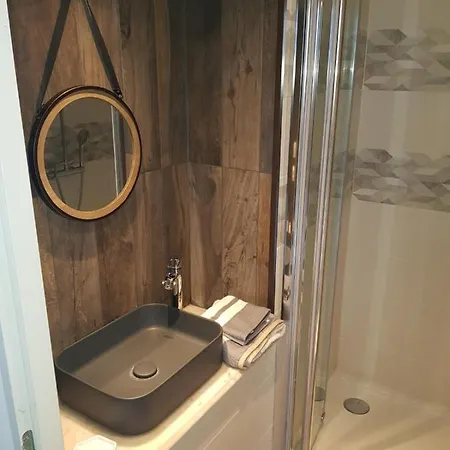 Appartement * Studio * L'escale Du Monde Vénissieux